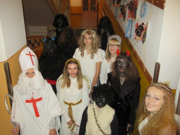 Mikuláš, anděl a čertiska z 9. třídy